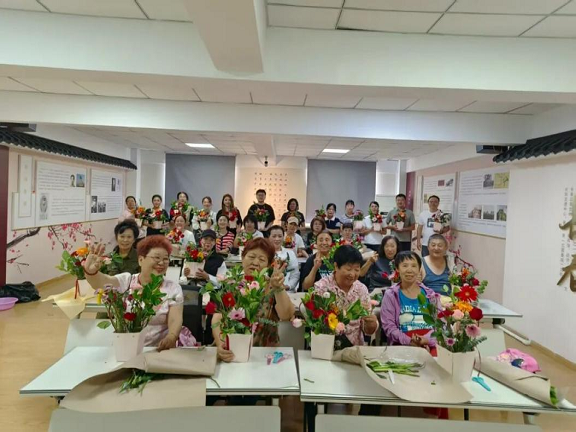 托起夕陽紅，'敬老月'暖意濃 組織文化藝術交流活動，為老年生活添色彩